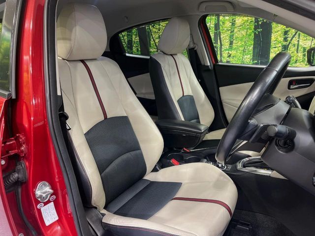 【ハーフレザーシート】高級感と座り心地を両立した人気のシート♪背面・座面のファブリック素材は、通気性の良さや滑りにくさに優れています。気温や服装に左右されず快適にお乗りいただけます。