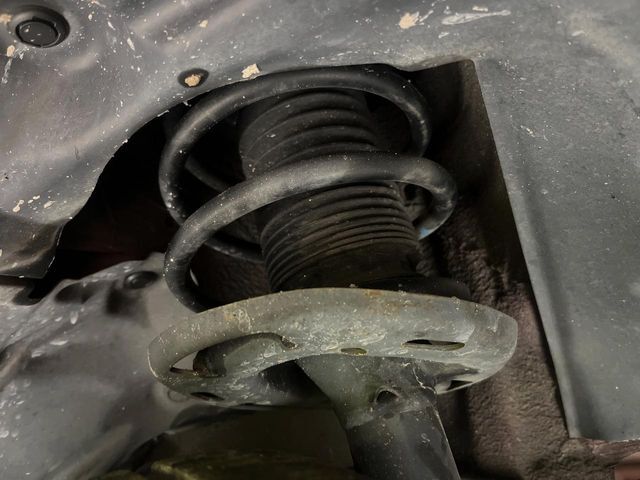 お車を安心してお乗りいただく為には、足回りの定期点検が欠かせません。サービスサポート（有償保証）では無料点検もご提供しており、安心のカーライフをお過ごしいただけるサポート体制が整っています。