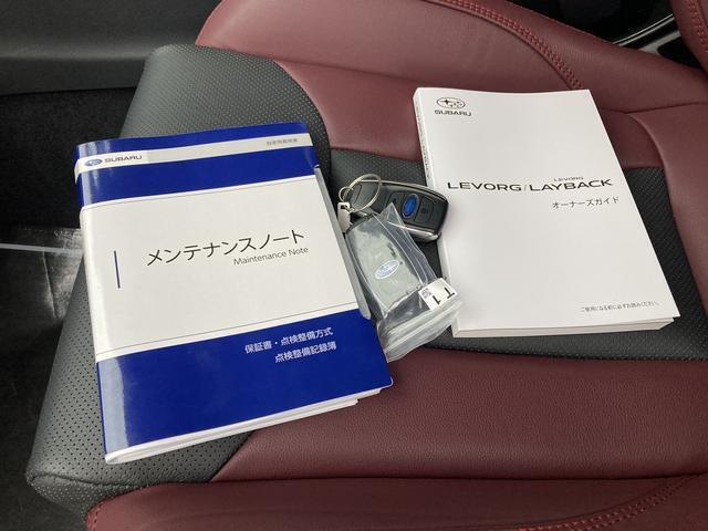 整備記録簿、車両取扱説明書、カーナビの取扱説明書、純正キー2つ装備