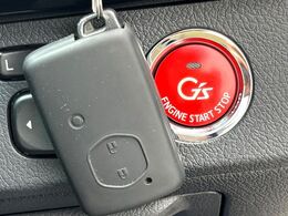 【スマートキー】カバンやポケットに入れたままでもドアの施錠・解錠が可能なスマートキーを装備。エンジンのオン・オフ時もカギを取り出す必要が無いからとっても便利です♪