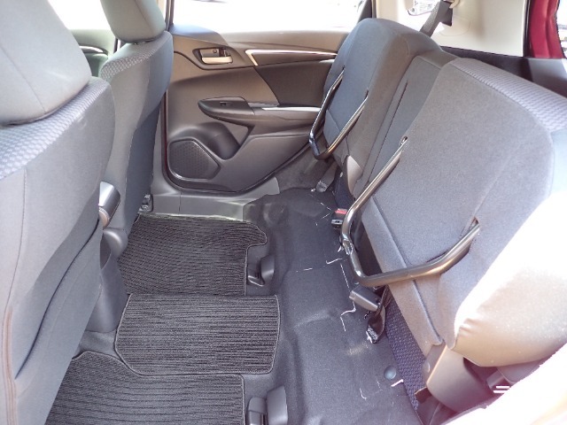 ◆チップアップ＆ダイブダウン機構付【ULTR SEAT】は後席座面を左右分割で跳ね上げることができます。トランクで積載できない背の高い荷物をラクラク収納できます。ホンダ車ならではの人気装備です。