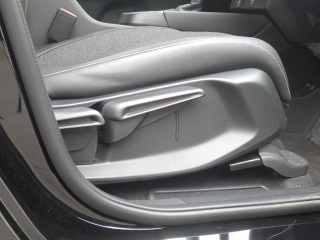運転席の座面は高さ調整が可能です。