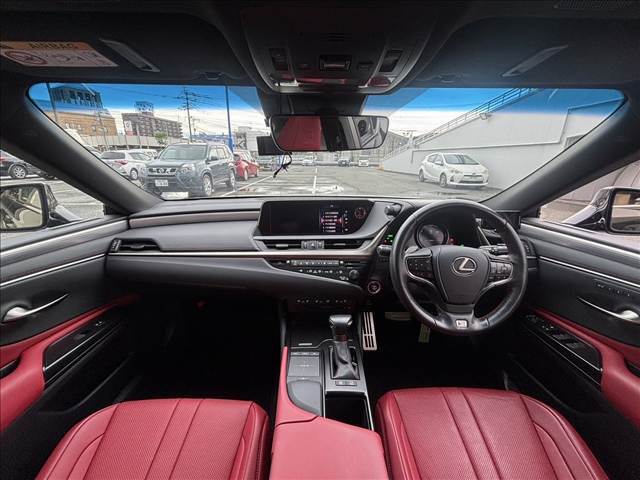 見通しの良いコックピットは普段のドライブに最適。運転しやすいお車となります。
