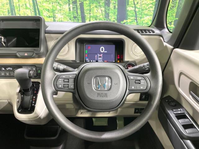 インテリアに合わせたデザインのステアリングは、運転される方のことも考え、運転しやすい形状、大きさです。是非一度、実際に触ってお確かめください。