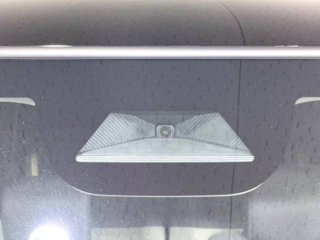 【ホンダセンシング】走行中に前方の車両等を認識し、衝突しそうな時は警報とブレーキで衝突回避と被害軽減をアシスト。より安全にドライブをお楽しみいただけます。