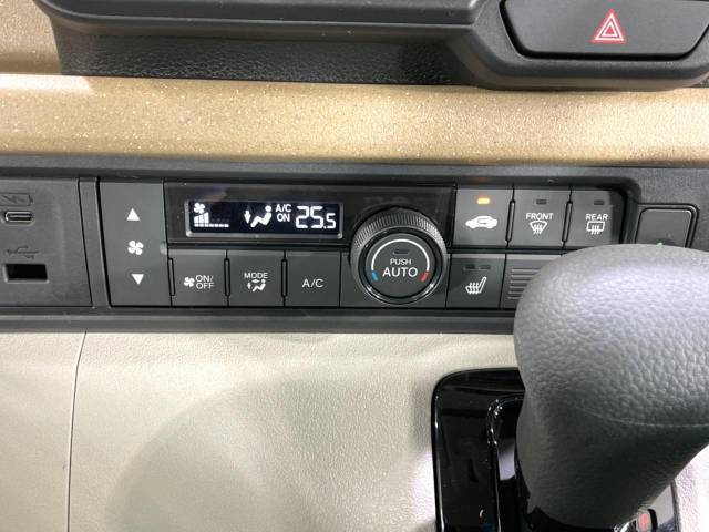 【オートエアコン】一度お好みの温度に設定すれば、車内の温度を検知し風量や温度を自動で調整。暑い…寒い…と何度もスイッチ操作をする必要はありません。快適な車内空間には必須の機能ですね♪