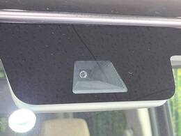 【ホンダセンシング】走行中に前方の車両等を認識し、衝突しそうな時は警報とブレーキで衝突回避と被害軽減をアシスト。より安全にドライブをお楽しみいただけます。