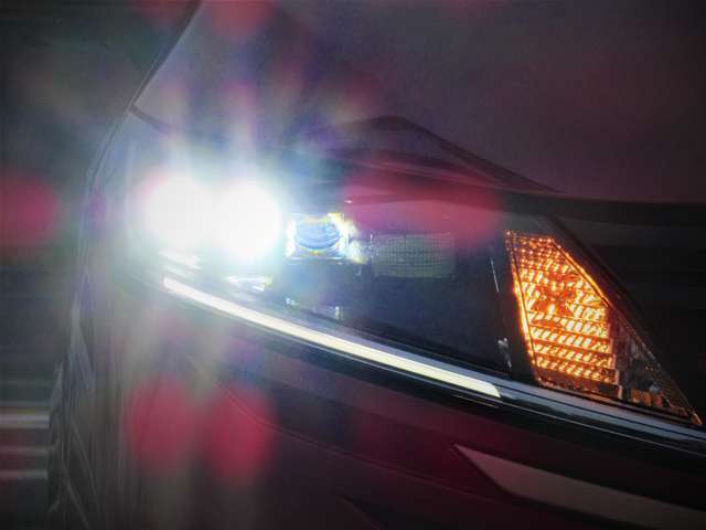 ナイトドライブの味方として人気のLEDヘッドライト！　夜間の視界を確保して安全な走行をサポ-トしてくれます。
