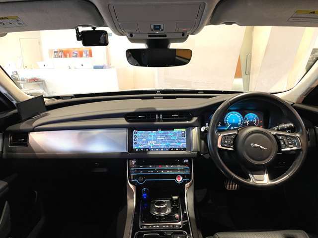 LIBERALAは、輸入車選びの新たなスタイルを提案するインポート・セレクト・ブランドです。オーナー様となる方がクルマから直接感じる感性を第一にした、最良の一台との出会いをコーディネートいたします。