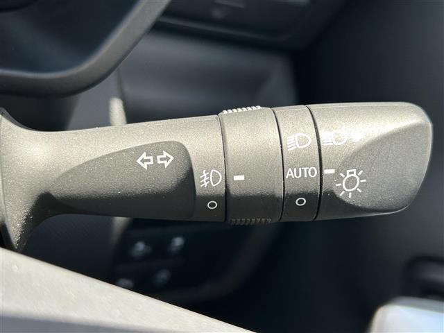 こちら運転席周りの操作部分の写真になります。各部しっかり動作の確認をしておりますので、ご安心だくさい。また、第三者機関の鑑 定書もありますので、そちらも併せて、ご確認いただければ幸いです！
