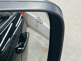 【ブラインドスポットモニター（BSM）】車線変更時に車両後方から来る車両を検知し安全をサポートする装置です。