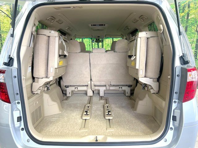 後席を格納すると、これだけの広さが！シーンに合わせたシートアレンジで、大きな荷物も積むことが出来ます♪