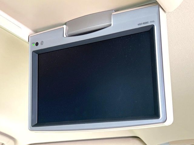 【フリップダウンモニター】大画面モニターで後席でもエンタメをお楽しみいただけます。小さなお子様にも大人気の装備です♪