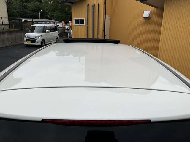 サンルーフ付きの車両になります。