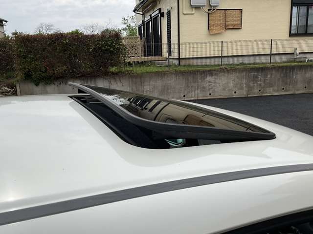 サンルーフ付きの車両になります。