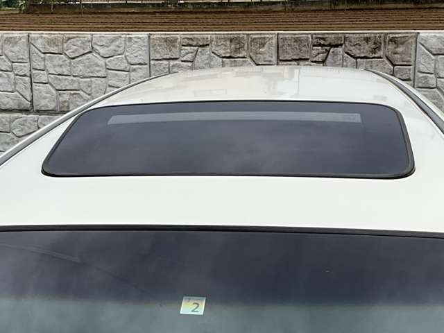サンルーフ付きの車両になります。