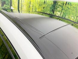 【大型サンルーフ】車内の解放感が一気に上がる大型のパノラマルーフ！季節を問わず開放的で快適なドライブをお楽しみいただけます。流通量も少なく希少価値の高い人気の装備です♪