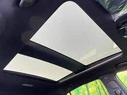 【大型サンルーフ】車内の解放感が一気に上がる大型のパノラマルーフ！季節を問わず開放的で快適なドライブをお楽しみいただけます。流通量も少なく希少価値の高い人気の装備です♪