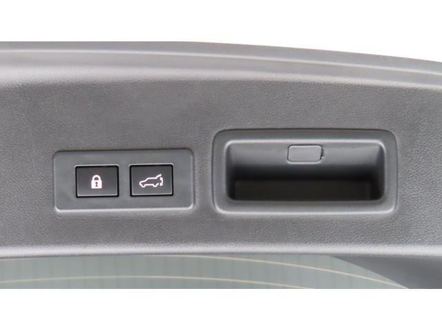 ”ボタンを押せば、リヤゲートが開閉するスイッチです。両手が荷物でふさがっていても、スイッチを押せば自動で動きます。”