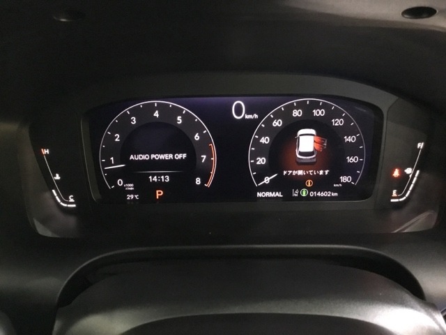 メーター表示がとても見やすい位置で運転のサポートをしてくれます！