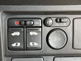 【両側パワースライドドア】スマートキーや運転席のスイッチで後席両側スライドドアの開閉が可能♪電動だから力を入れてドアを開ける必要が無く、小さなお子様でも簡単に開け閉めでき快適です♪