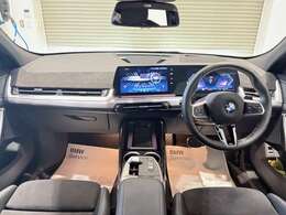 BMWの運転席はドライバーオリエンテッドという構造を採用。ドライバー目線の操作がしやすい設計になっており、ドライブ中にも目線の移動が少なく運転中にも簡単に操作ができます。
