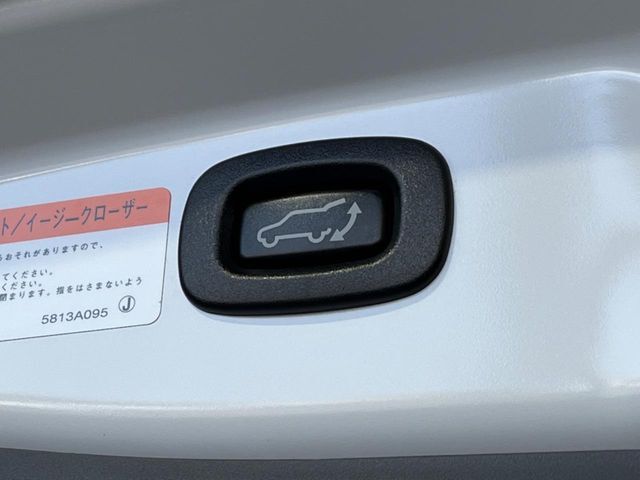 【パワーバックドア】スマートキーや運転席のボタンを押すだけでリアゲートが自動で開閉します！荷物を持っている時や、高い位置にあるバックドアを閉める際に便利な機能です♪