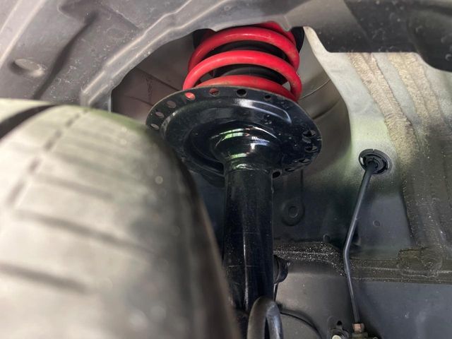 お車を安心してお乗りいただく為には、足回りの定期点検が欠かせません。サービスサポート（有償保証）では無料点検もご提供しており、安心のカーライフをお過ごしいただけるサポート体制が整っています。