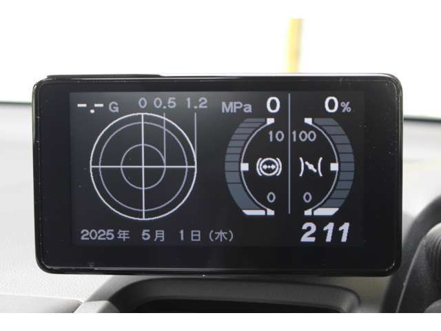 6.1インチワイドディスプレー採用。バック時の安心感を高めるリアカメラやGメーター表示機能に加え、Bluetooth（R）対応ハンズフリーテレホン機能を装備。