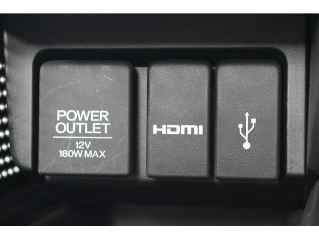 12V電源ソケットはもちろんのこと、HDMI入力端子も装備。外部機器と接続すればナビで視聴可能。クルマがシアターに変化します♪