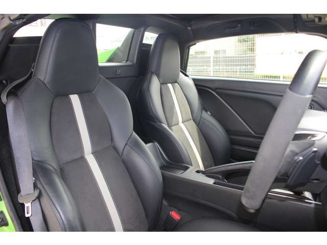 横Gを受けるワインディング走行時でも正確な運転操作ができる最適な形状・硬さの専用のスポーツシートです♪