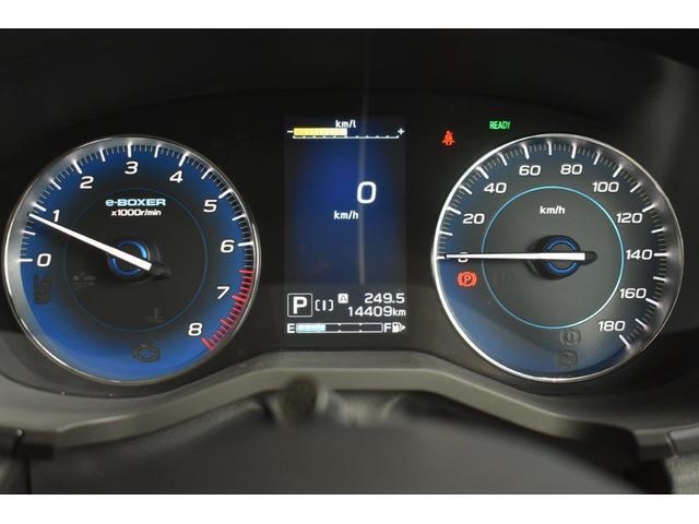 メーター中央にはカラー液晶画面が備えられ、車のインフォメーションを簡単に把握できます。