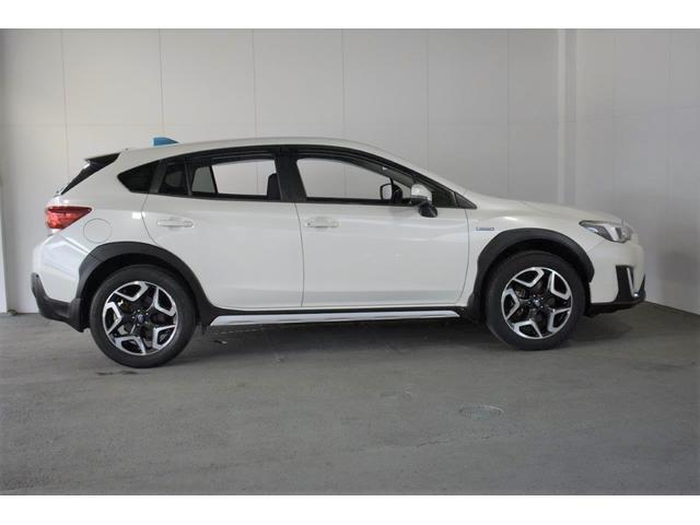 スバルの4WD(AWD)は直進安定性に優れ、日常走行から高速走行まで、さまざまなシーンで安心感に満ちた走りが愉しめます。それは悪路や泥道など左右のタイヤの路面状況が異なるシーンでも変わりません。