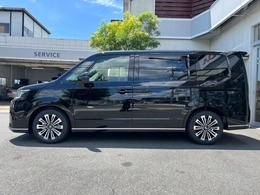 中古車といえど見た目はパリッと美しく！各種薬剤や研磨機器を使い分けてボディ細部までツヤツヤに仕上げます。ご購入時にはボディコーティング施工をセットでご注文がおすすめです♪