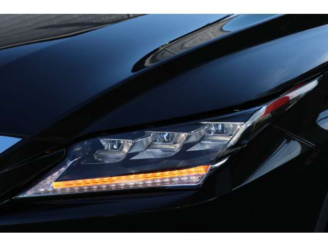 【3眼LED】スタイリッシュな見た目の三眼LEDヘッドライトを装備。夜間の走行や悪天候でも視界良好で安心してお乗りいただけます。
