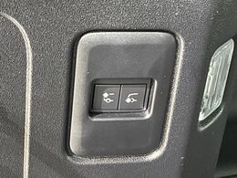 電子制御エアサスペンション　さまざまな状況と運転者の選択に基づいて車高を上げ下げします。乗り降りの際に車高を自動で下げることもできるので便利です。