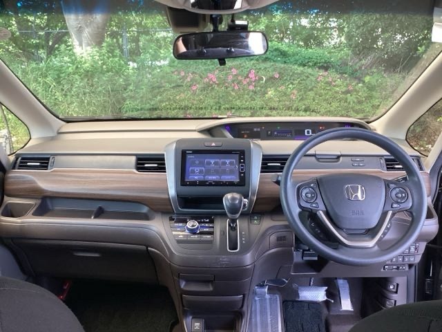 フロントガラスが大きく、ワイドな視界で運転もしやすくなるように、設計されています。