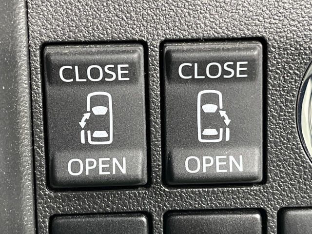 【両側スライドドア】駐車場で隣の車との間隔が狭く乗りにくい時、スライドドアなら安心！ドアオープン時も幅を取らず、開口部が広いので乗り降りがとっても簡単です。大きな荷物の出し入れも後席から可能♪