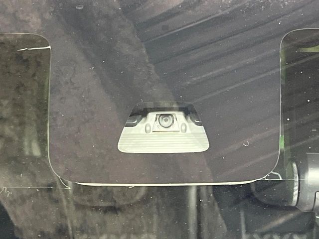 【スマートアシスト】走行中に前方の車両等を認識し、衝突しそうな時は警報とブレーキで衝突回避と被害軽減をアシスト。より安全にドライブをお楽しみいただけます。