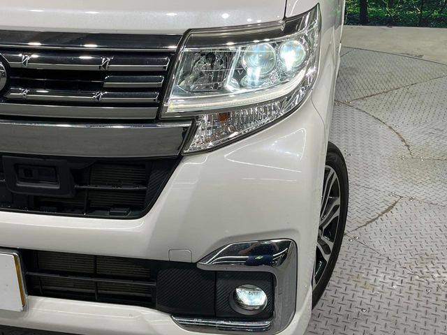 【LEDヘッドライト】悪天候や夜間走行時も良好な視界を確保し安心して運転できる高輝度LEDヘッドライトを装備！点灯速度が早く、消費電力も抑えられています。