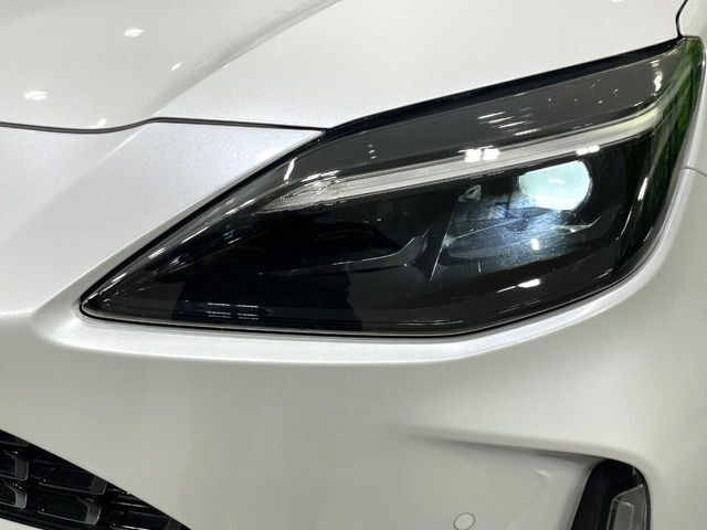 【LEDヘッドライト】悪天候や夜間走行時も良好な視界を確保し安心して運転できる高輝度LEDヘッドライトを装備！点灯速度が早く、消費電力も抑えられています。