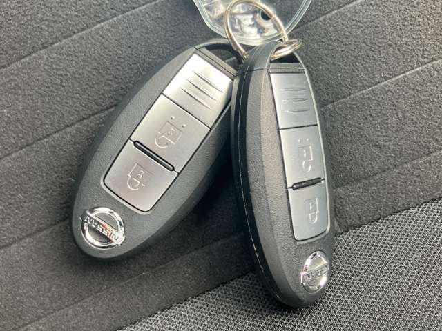 【インテリエントキー】身に付けているだけで、ドアノブのボタンを押せば車の施錠、解除ができます。エンジンをかける時も車内にないとエンジンがかからない仕組みになっています。
