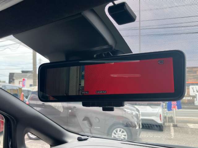 後方確認がしにくい時に便利なスマートルームミラー付き。後方にあるカメラからの映像がミラーに映されます。