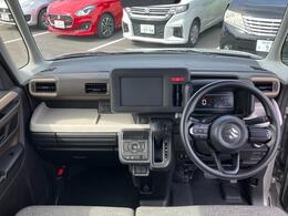 【インパネシフト】足元広々インパネシフト♪運転席から助手席への移動も楽にできますね♪道の状況や止める場所によって運転席側から出づらい時ってありませんか？そんな時、助手席側から降りることができますよ♪