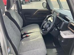 【フロントシート】高めのヒップポイントで見晴らしが良く、運転もしやすいですよ◎運転席アームレストがついているので長距離運転時の疲労軽減になりますよ◎