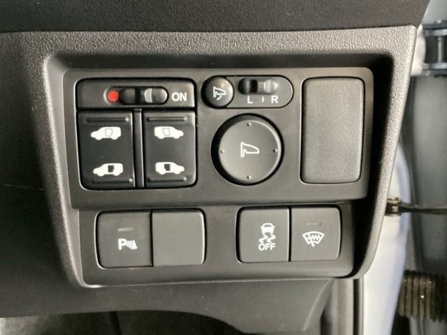 両側電動スライドドアは運転席から操作ができるよう、操作スイッチが付いています。Hondaセンシング用のVSA（ABS＋TCS＋横滑り抑制）解除などのメインスイッチも装備しています。