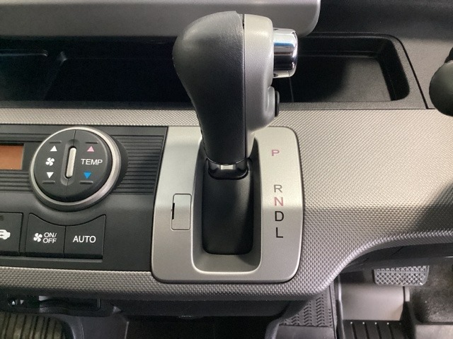 CVT車のセレクトレバーです。低速から高速まで、変速ショックのないスムーズな走りを実現するとともに、エンジン効率のよい領域を維持することで燃費にも貢献します。