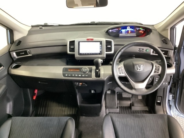 車内は光触媒抗菌消臭施工済です。インパネ周りはスタイリッシュなデザインで機能や装備も充実しています。グローブボックスやカップホルダーのほかにトレーなどたくさんの収納スペースが付いています。