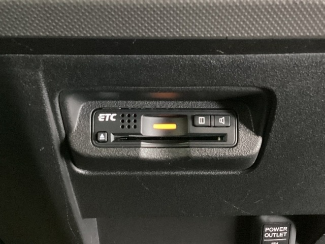 エアコンパネルの下にETCがついています。高速道路の料金所の通過も楽々です！。　カードの取り出しもしやすい場所についています。