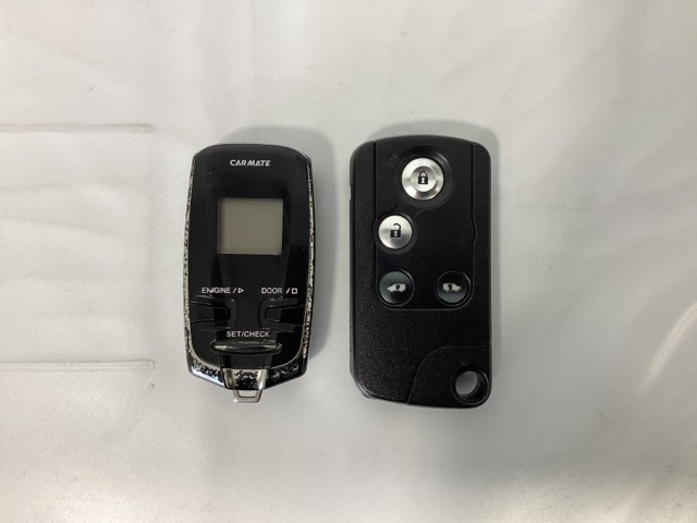 スマートキー付きですからドアロックの開閉が楽々です。電動スライドドアの開け閉めもボタンで操作できます。加えて、リモコンエンジンスターター用の操作キー（社外品）もついています。